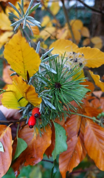 Voor de kerststukjes worden natuurlijke materialen gebruikt.