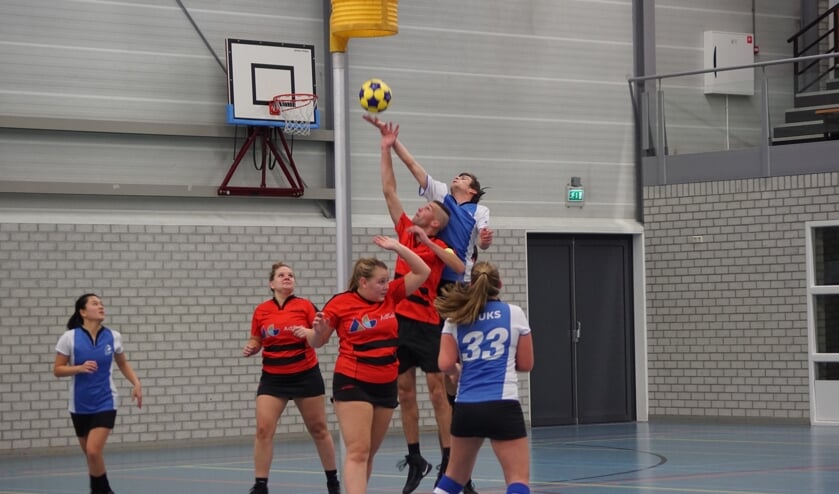 Joost Passchier in duel onder de korf. | Foto: Archief