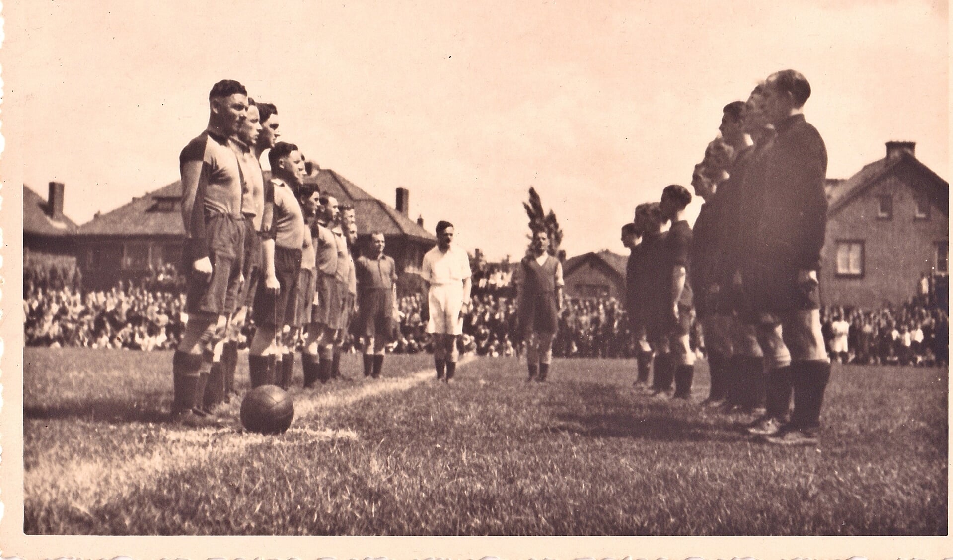 Op 3 juni 1945 speelde het Engelse landleger een voetbalwedstrijd tegen de Engelse luchtmacht op het veld van ASC.