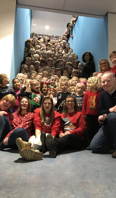 De leerlingen en leerkrachten van de Willem de Zwijgerschool bij elkaar in hun foute kersttruien.