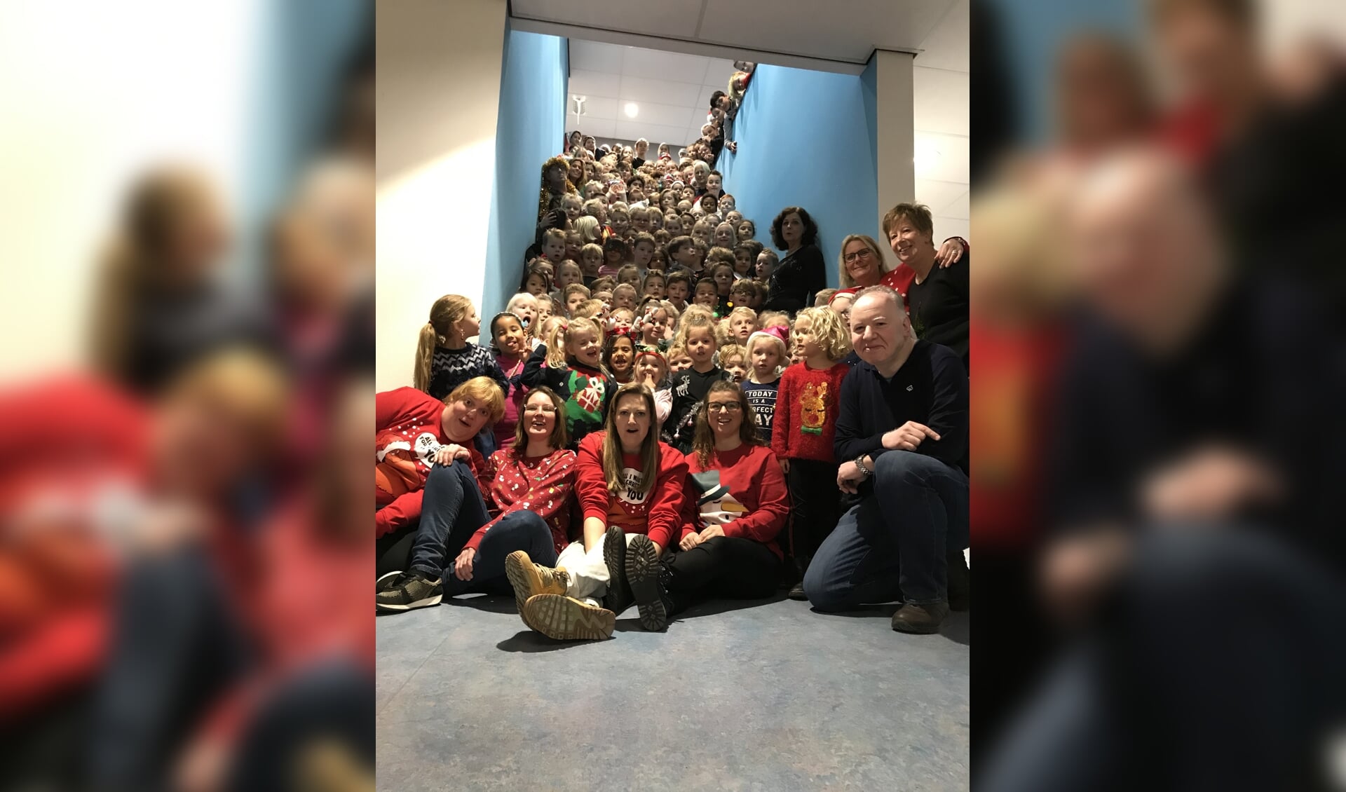 De leerlingen en leerkrachten van de Willem de Zwijgerschool bij elkaar in hun foute kersttruien.