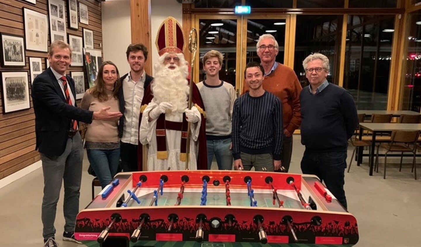 Sinterklaas en een deel van de ASC tafelvoetbal selectie. Van rechts naar links: Bergers, Walenkamp, Van den Hoek, Verdegaal, Van Wamel en Starre. Uiterst links Commissaris Voetbal Coen Verdegaal.