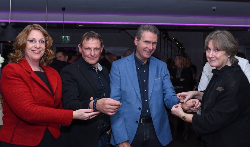 Burgemeesters Carla Breuer en Jon Hermans (r) reiken de armbanden uit aan de agenten van team Noordwijk-Teylingen.