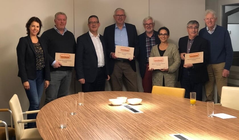 Plaza Totaal Afbouw, Theater Het Onderdak, de Wereldwinkel en Stichting Welzijn Teylingen ontvangen een plaquette van wethouder Rob ten Boden. | Foto: pr.