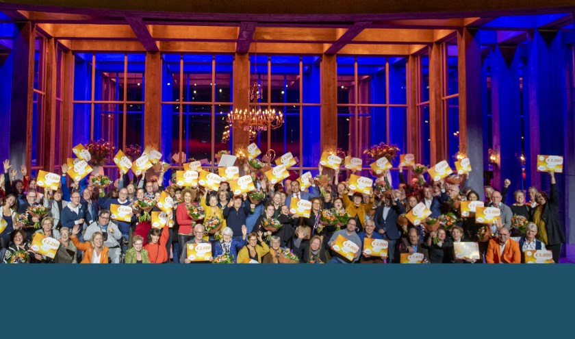 Alle winnaars van 51 stichtingen en verenigingen met hun cheque op het podium. | Foto: pr