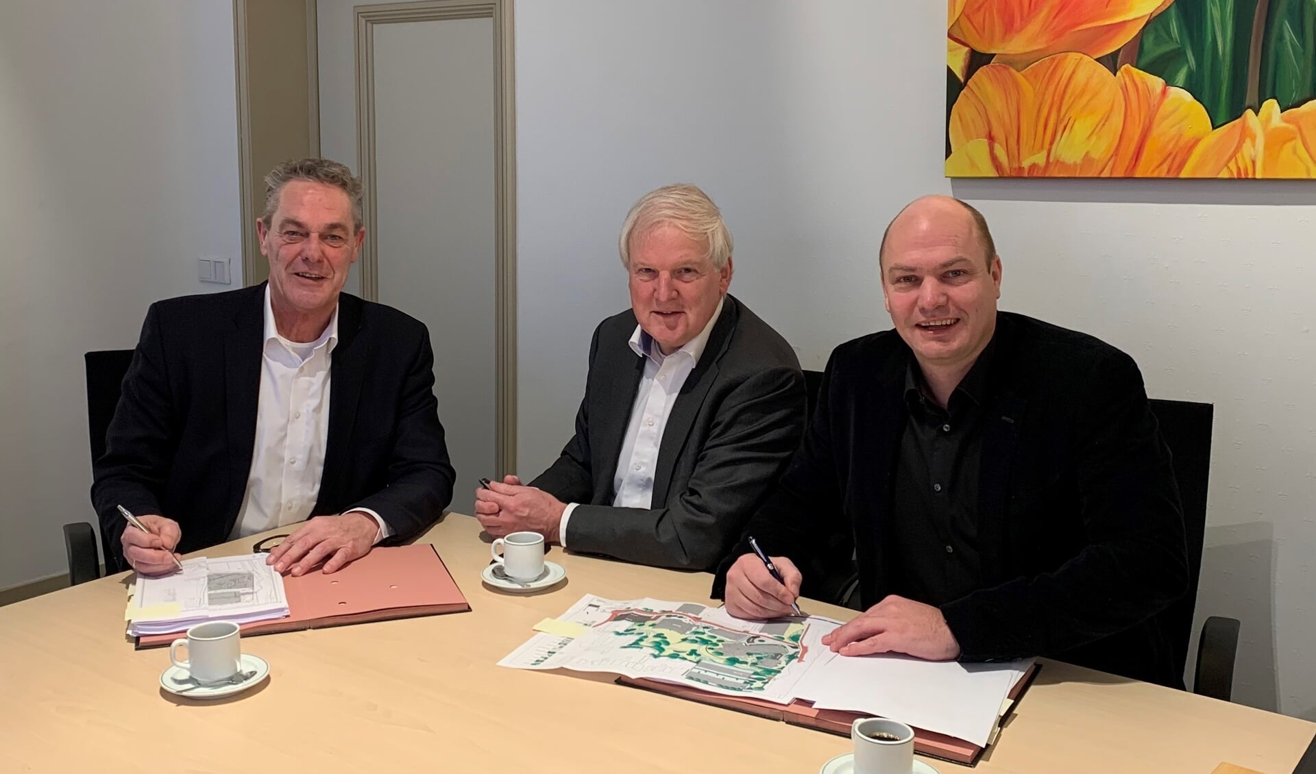 Ondertekening overeenkomst Jozefpark, door wethouder Anne de Jong en de directie van Renward: Peter Letschert en Patrick Jansen.
