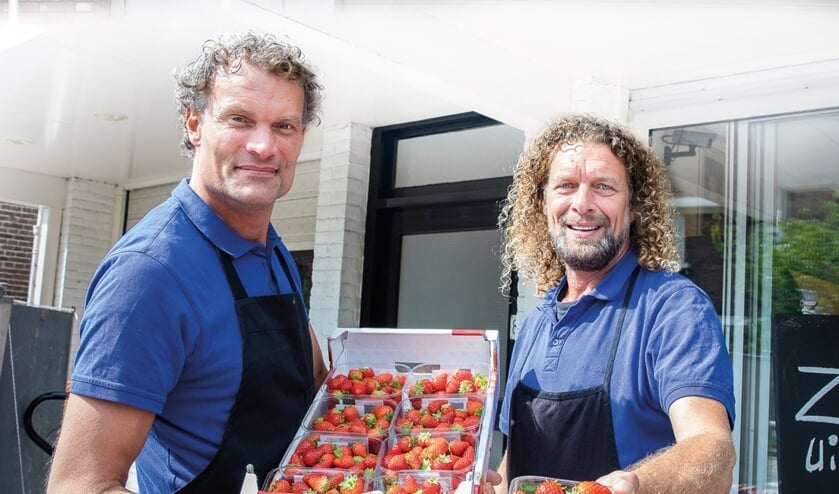 Ab en Pim van Kesteren vieren de verjaardag van hun vader Ben, samen met zus Annemarie, op zaterdag 14 december in de winkel. | Foto: pr.