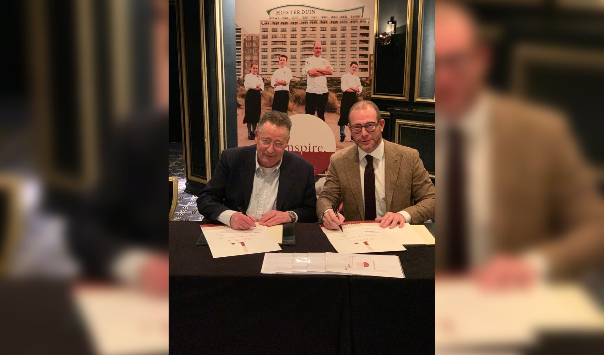 Arjan Houwaart en Stephan Stokkermans ondertekenen de overeenkomst. | Foto: PR