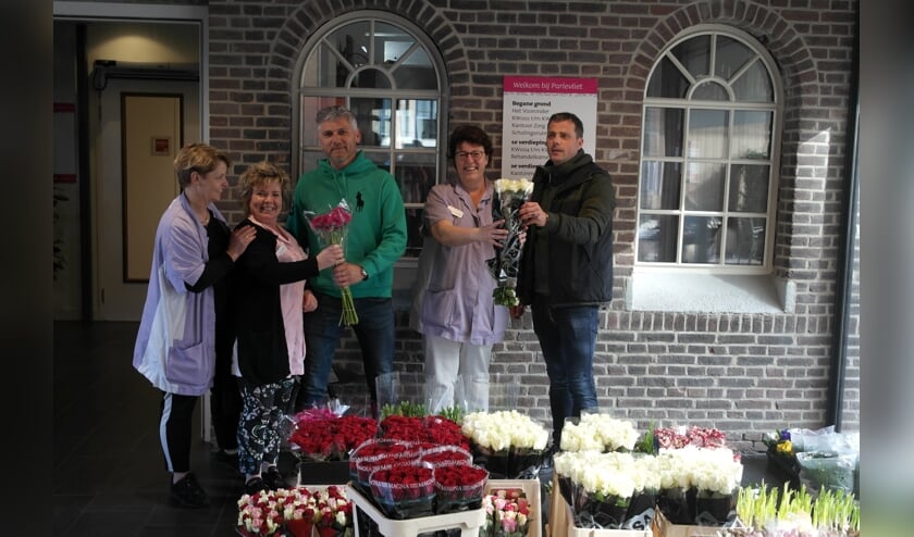 De bloemen worden uitgedeeld aan zorgmedewerkers van DSV|.