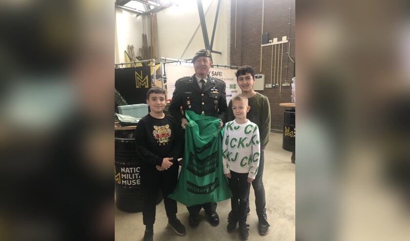 Sulaiman, Siem en Deyyan hebben met eigen ogen kunnen zien dat de kaarten van de Willem de Zwijgerschool in een postzak van de MPO gingen.