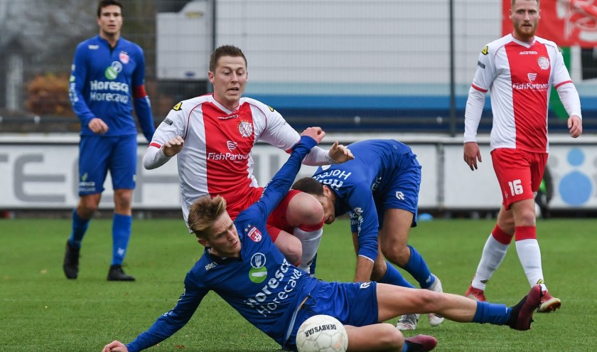 Maikel de Harder van IJsselmeervogels in duel met Sander Bosma. | Foto: OrangePictures
