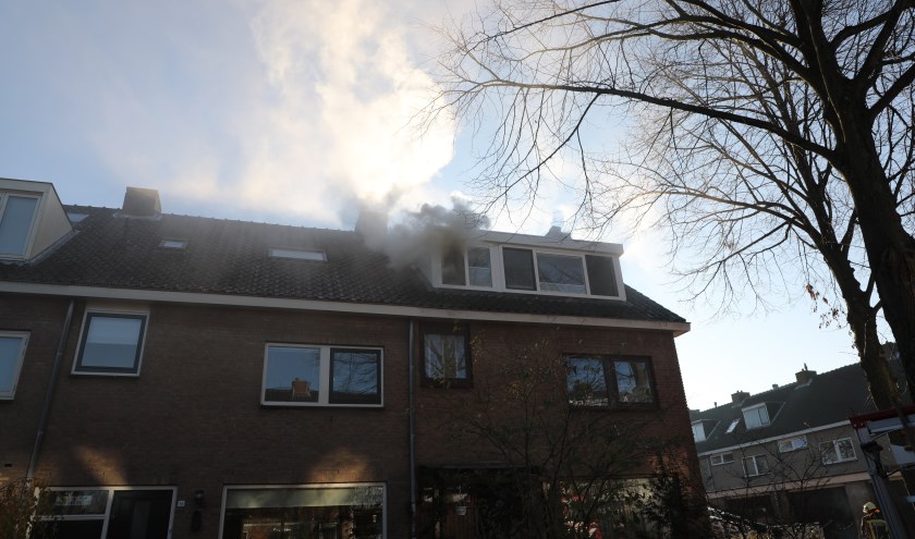 De brand ging gepaard met flinke rookontwikkeling.