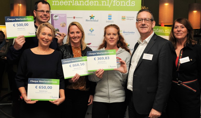 Wethouder Rob ten Boden reikt cheques uit aan vertegenwoordigers van Stichting Zinsnede, Cultuur Verheft, speeltuin DVV en Judoteam Bollenstreek. | Foto: pr.