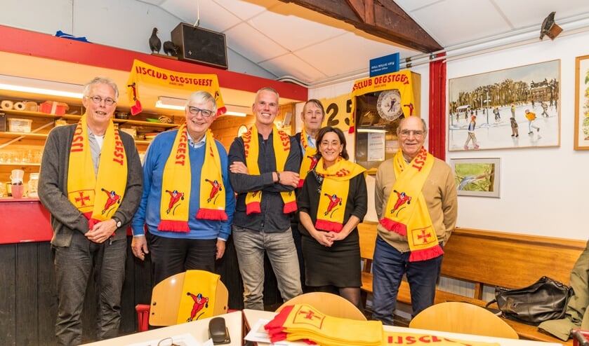 Het bestuur van de IJsclub Oegstgeest; Margret den Hollander en Wouter Turkenburg waren afwezig.