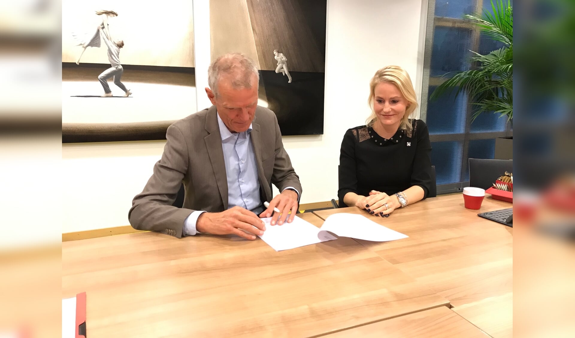 Kees Vreugdenhil en Jeanet van der Laan ondertekenden de stukken.