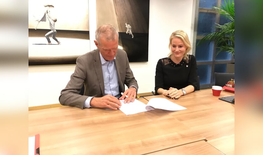 Kees Vreugdenhil en Jeanet van der Laan ondertekenden de stukken.