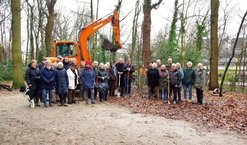 Omwonenden en andere natuurliefhebbers bij de nieuw geplante linde.