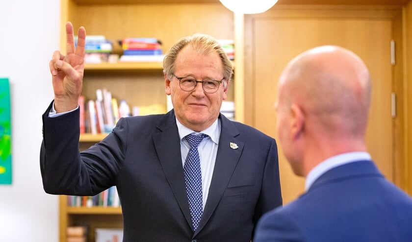 Jaap Smit legt de eed af voor Minister van Binnenlandse Zaken Raymond Knops.    