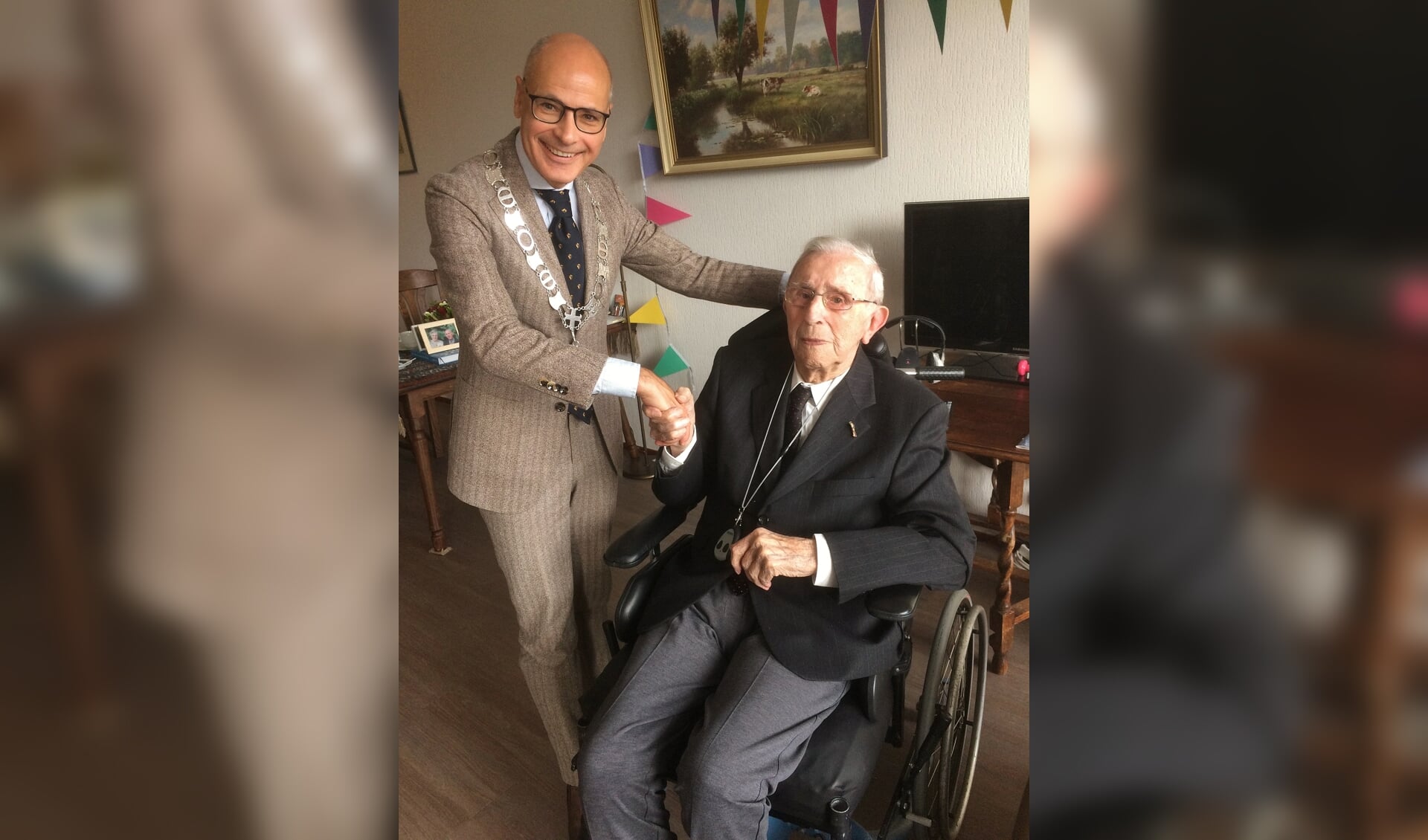 Burgemeester Emile Jaensch feliciteert de 102-jarige Cor van Zandwijk. |