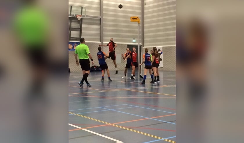 Mart Hortensius gaat scoren uit een vrije bal.