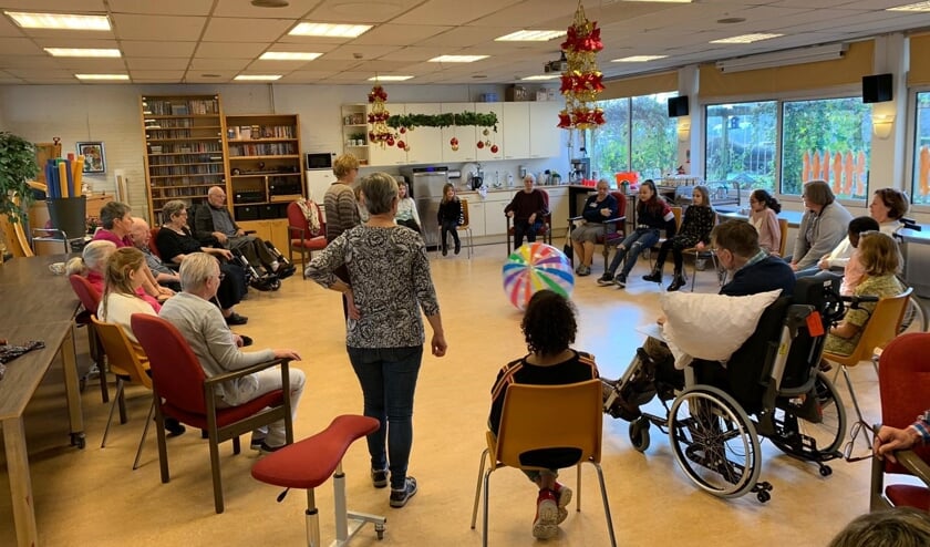 leerlingen van groep 7 en een aantal bewoners van Leytherode bezig met een gezamenlijke activiteit.