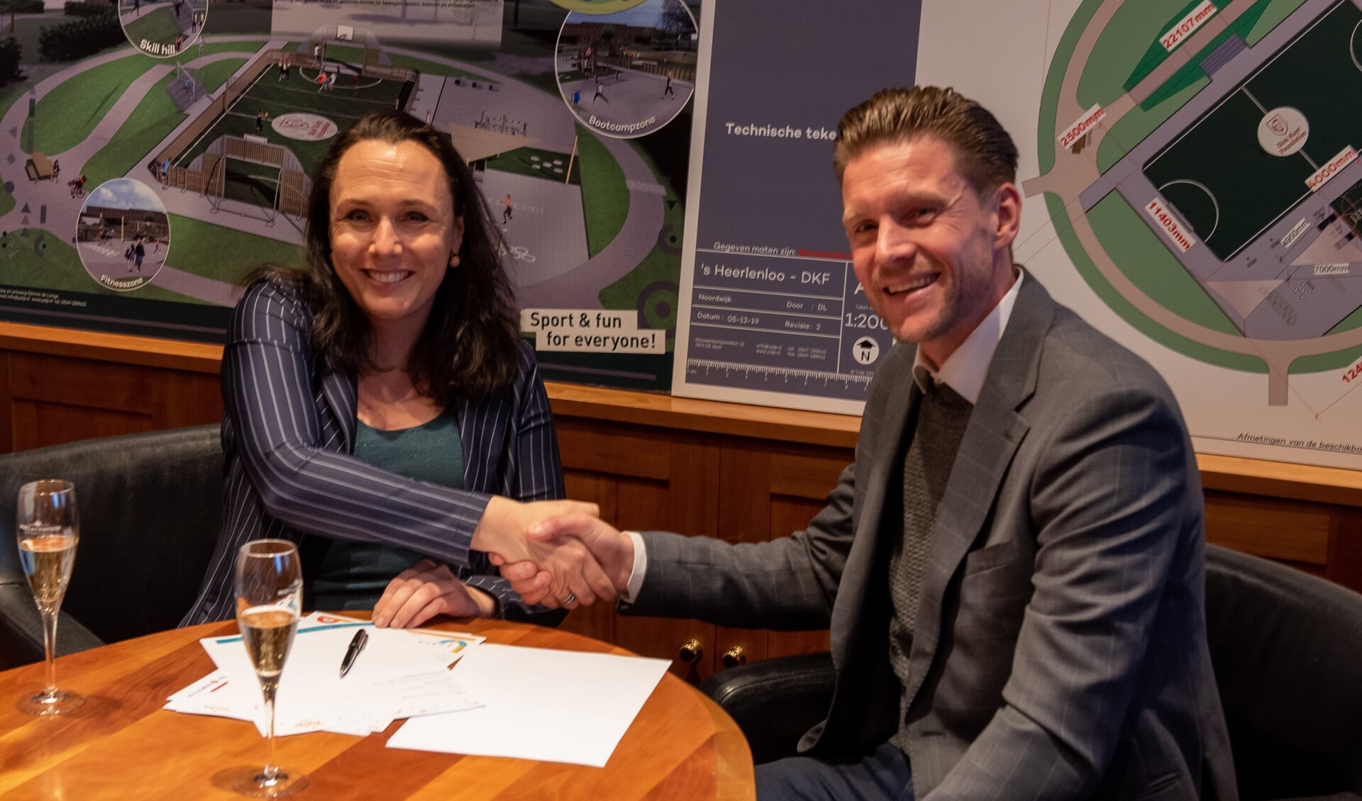 Fleur Drexhage (’s Heeren Loo) en Mario Hofman (Yalp) tijdens de ondertekening van het contract ter verwezenlijking van het sportveld. 