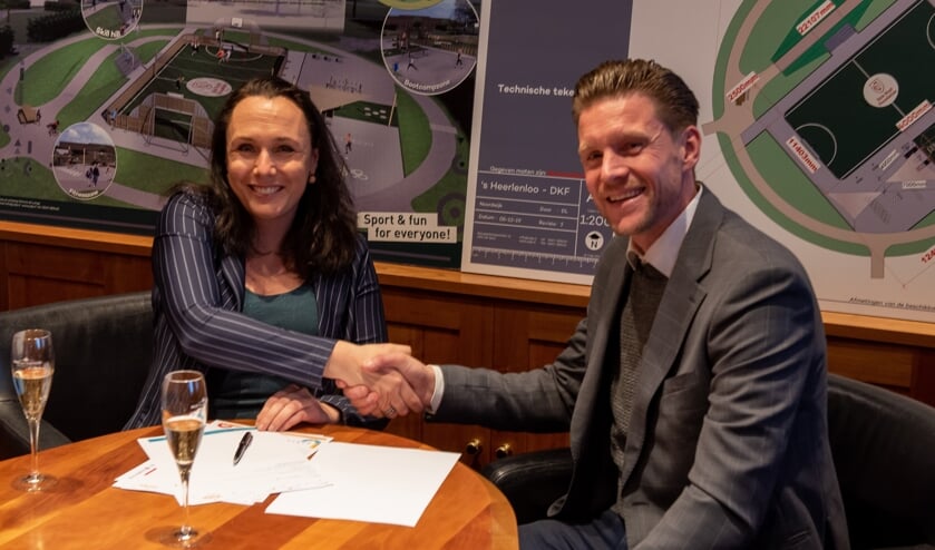 Fleur Drexhage (’s Heeren Loo) en Mario Hofman (Yalp) tijdens de ondertekening van het contract ter verwezenlijking van het sportveld.