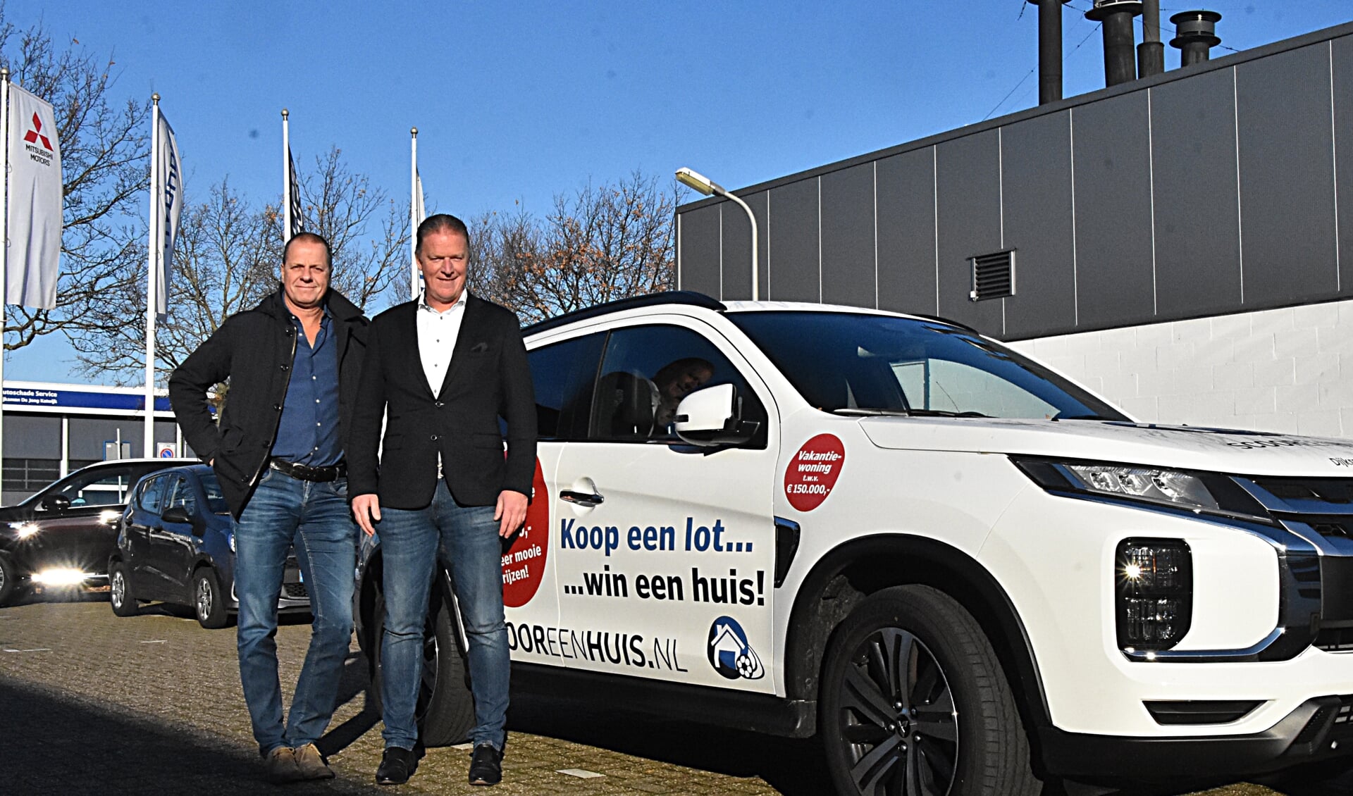 Jaco Heeringa en Adrie de Best bij hun promotiewagen. | Foto: Piet van Kampen
