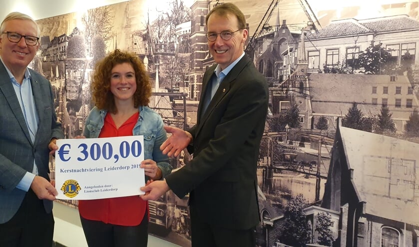 Lions Peter de Ligt (r.) en Kees van Haasteren overhandigen de cheque aan Renske van der Velden. | Foto: PR