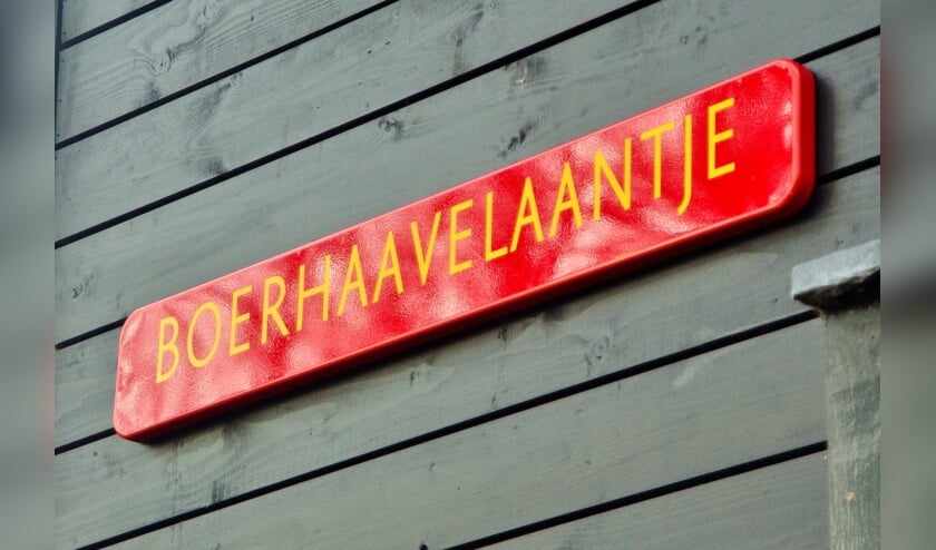 Het straatnaambordje van het Boerhaavelaantje werd onthuld door dorpsmarketeer Marjolijn van der Jagt, waarmee ook op Oud-Poelgeest het Boerhaavejaar werd afgesloten.