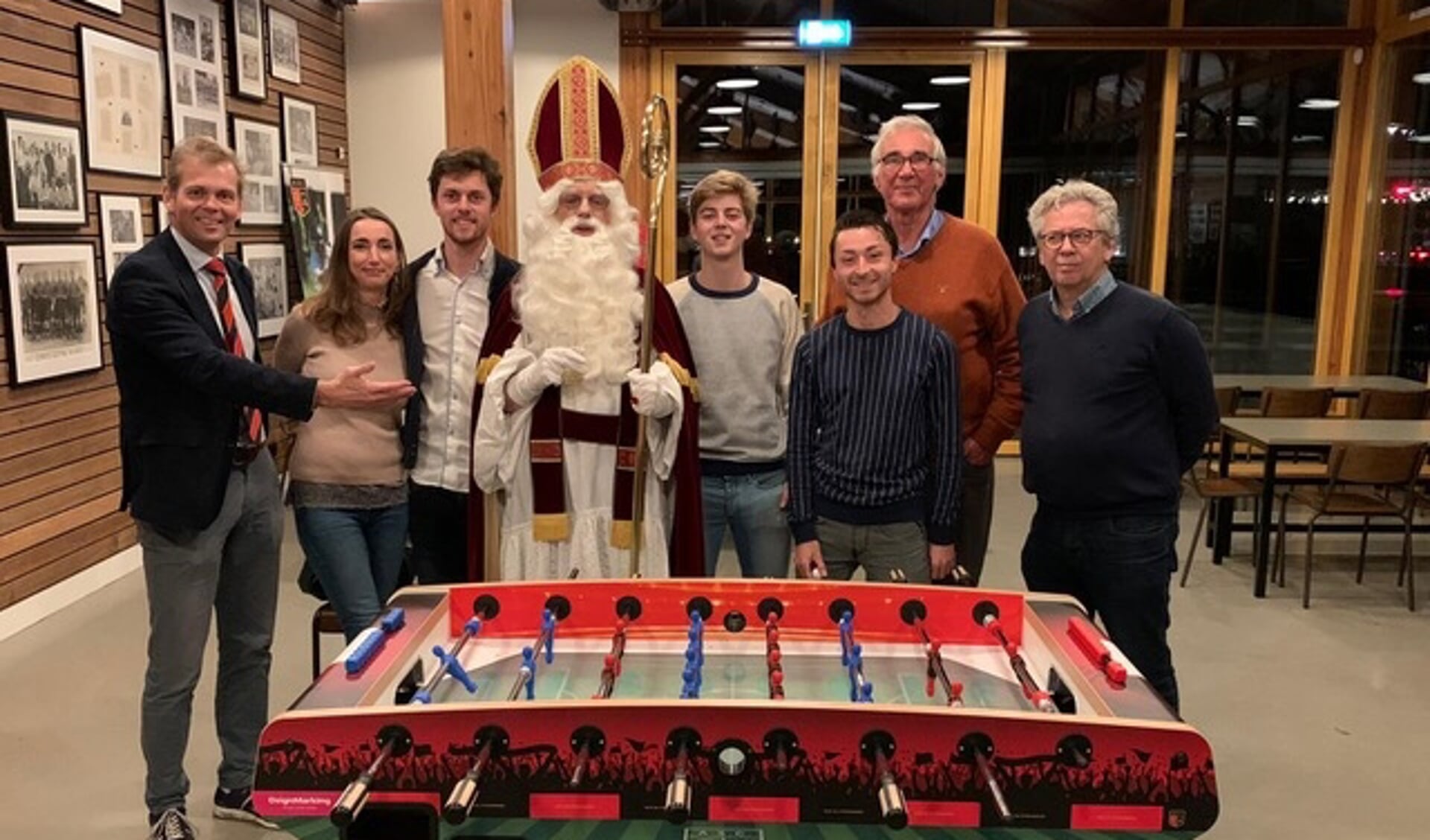 Sinterklaas en een deel van de ASC-tafelvoetbal selectie. Van rechts naar links: Bergers, Walenkamp, Van den Hoek, Verdegaal, Van Wamel en Starre. Uiterst links Commissaris Voetbal Coen Verdegaal. 