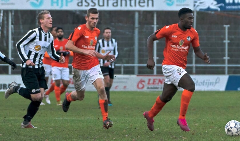 De voor deze keer in het Oranje gestoken Melvin van Stijn en Mustava Frederik kwamen beiden tot scoren. | Foto: Johanna Oskam