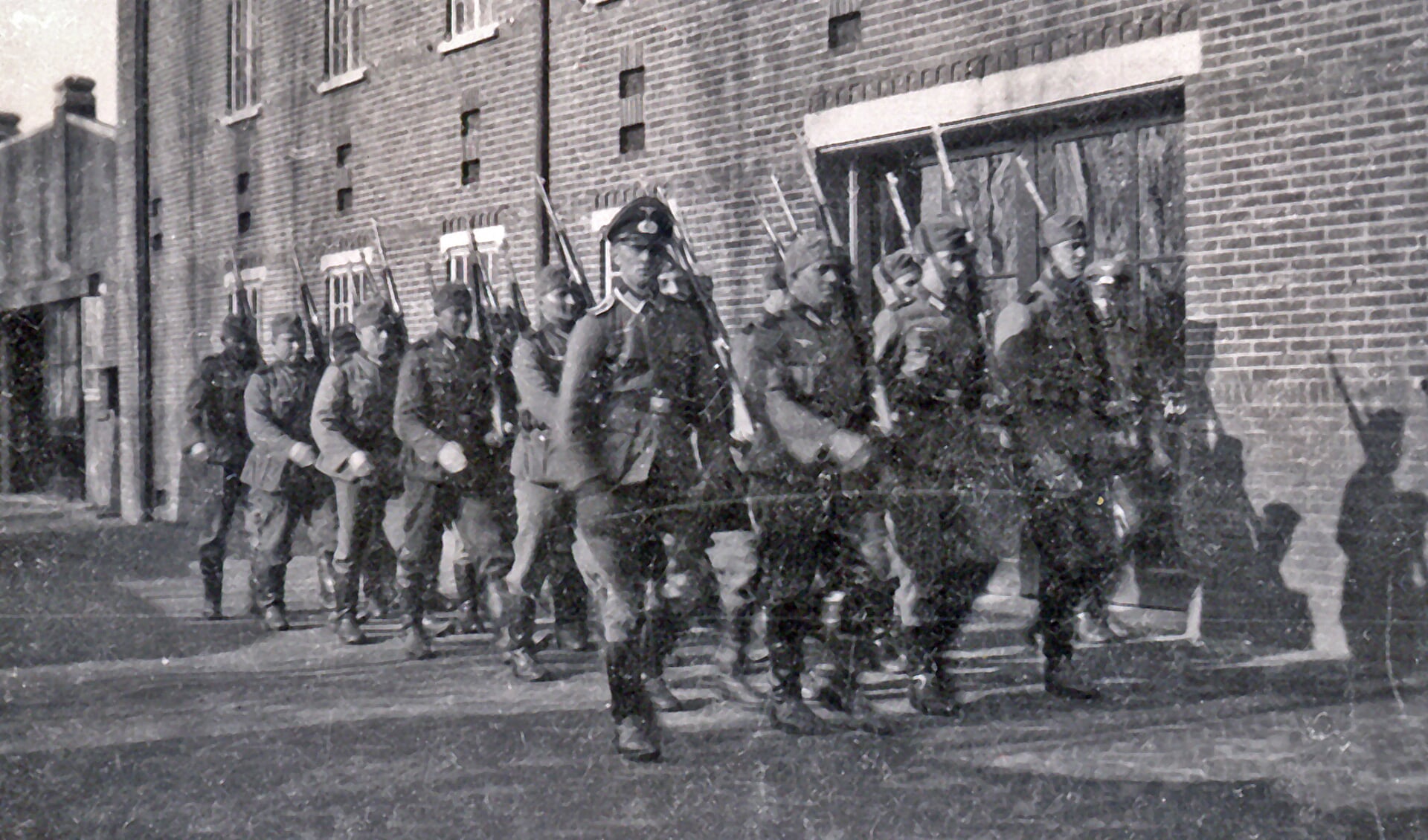 Duitse soldaten bij de bollenschuur van Van der Voort aan de Hoofdstraat . | Foto: pr.