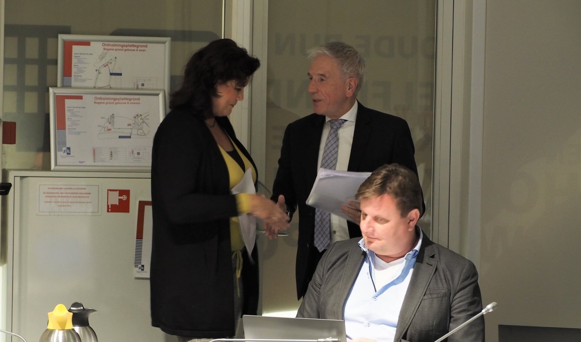 Hedwig Stuivenberg-Bleijswijk overhandigt de petitie aan de heer van Hemert. | Foto: pr.