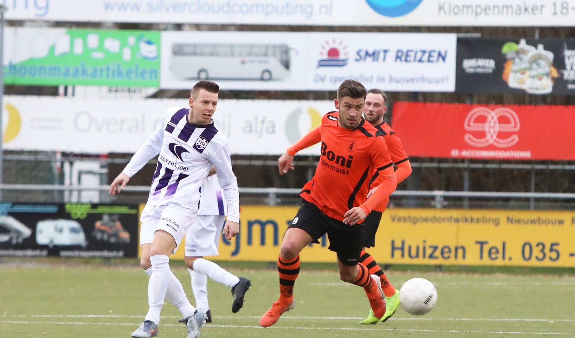 Ties Evers passeert Frank Heus van Sparta Nijkerk. | Foto: OrangePictures