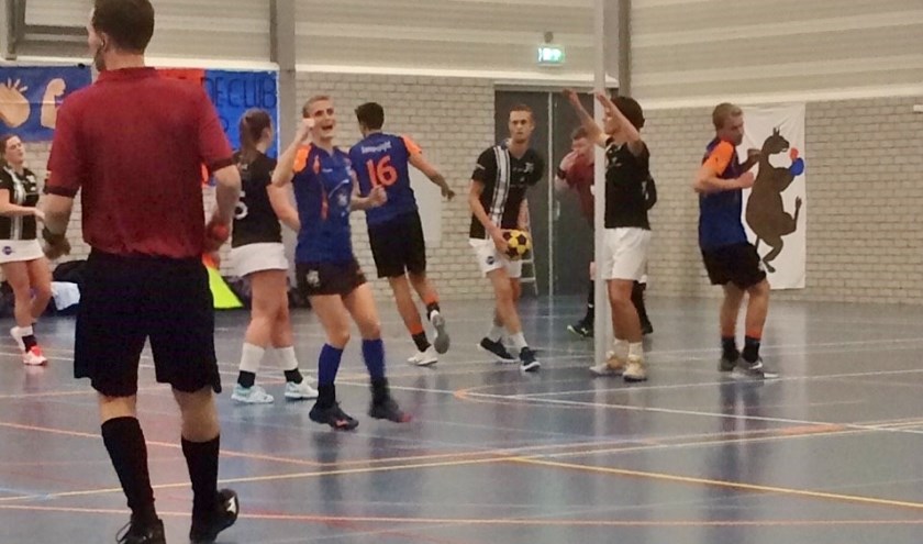 Michelle Rozenbroek blij met weer een doelpunt.
