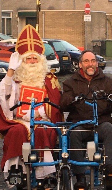 Sinterklaas met zijn fietsmaatje Jan de Meij.