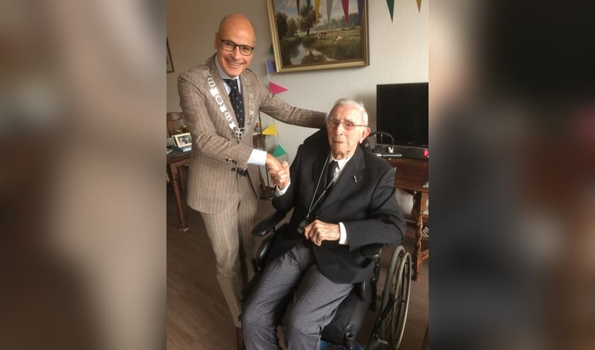 <p>Een foto van vorig jaar, toen de heer van Zandwijk 102 jaar werd, en felicitaties ontving van burgemeester Emile Jaensch. | Archieffoto Wim van Tuijl</p>