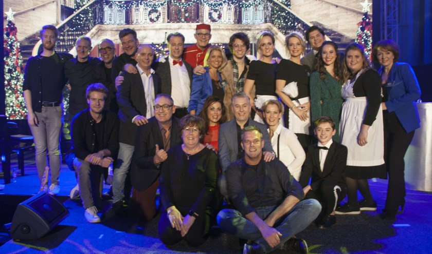 De cast van Winterhotel speelde tot drie keer toe voor een bomvolle zaal. | Foto en tekst: Diana Maas
