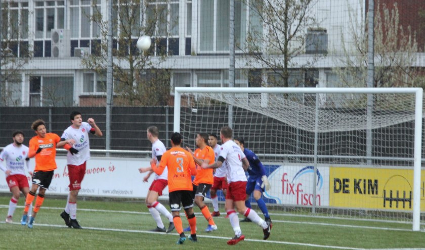 Emiel Wendt kon niet alleen met het eerste doelpunt, maar daarnaast ook verdedigend belangrijk zijn. | Foto en tekst: Wim Siemerink