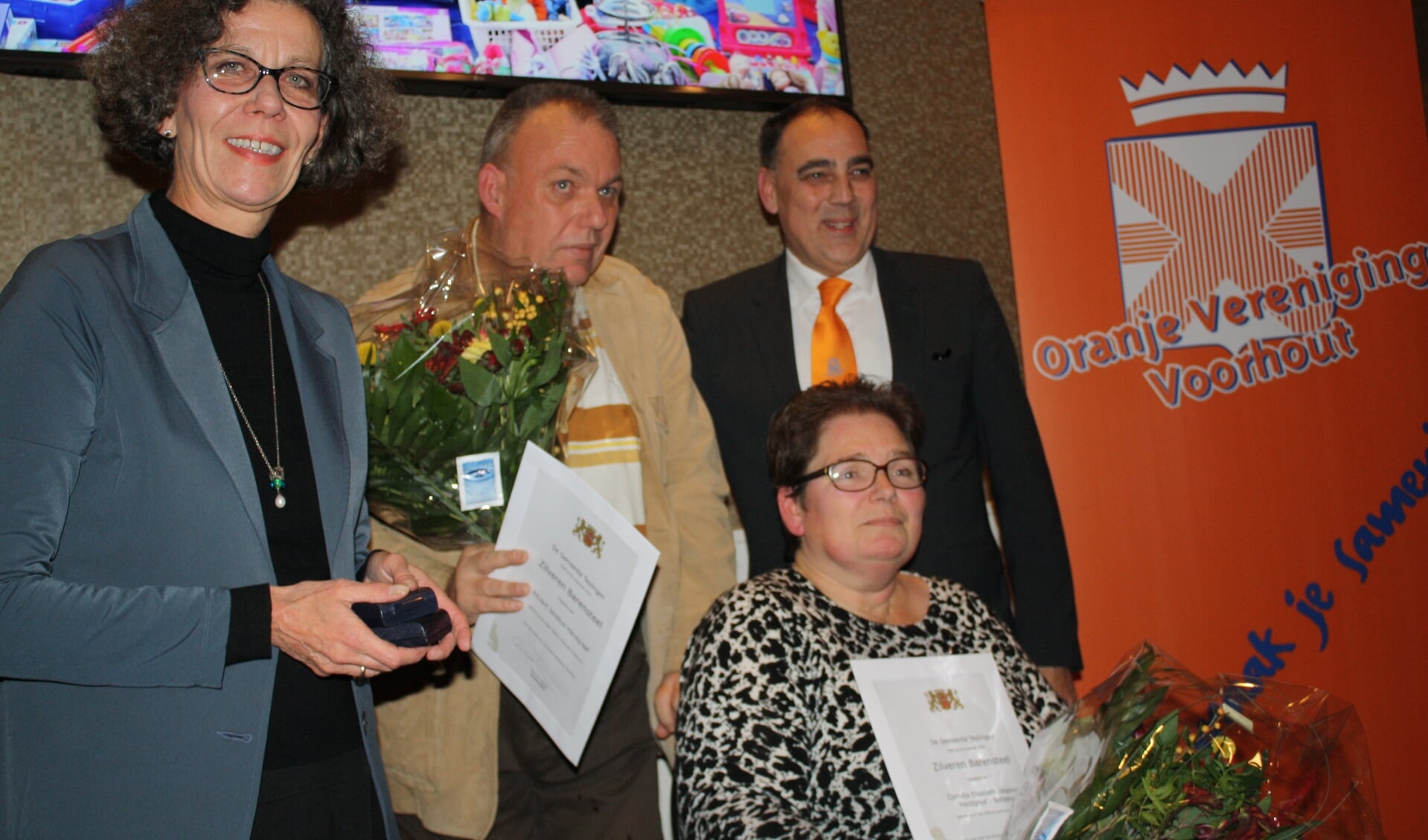 Wethouder Marlies Volten verrast het echtpaar Handgraaf met een gemeentelijke onderscheiding. | Foto: Piet de Boer