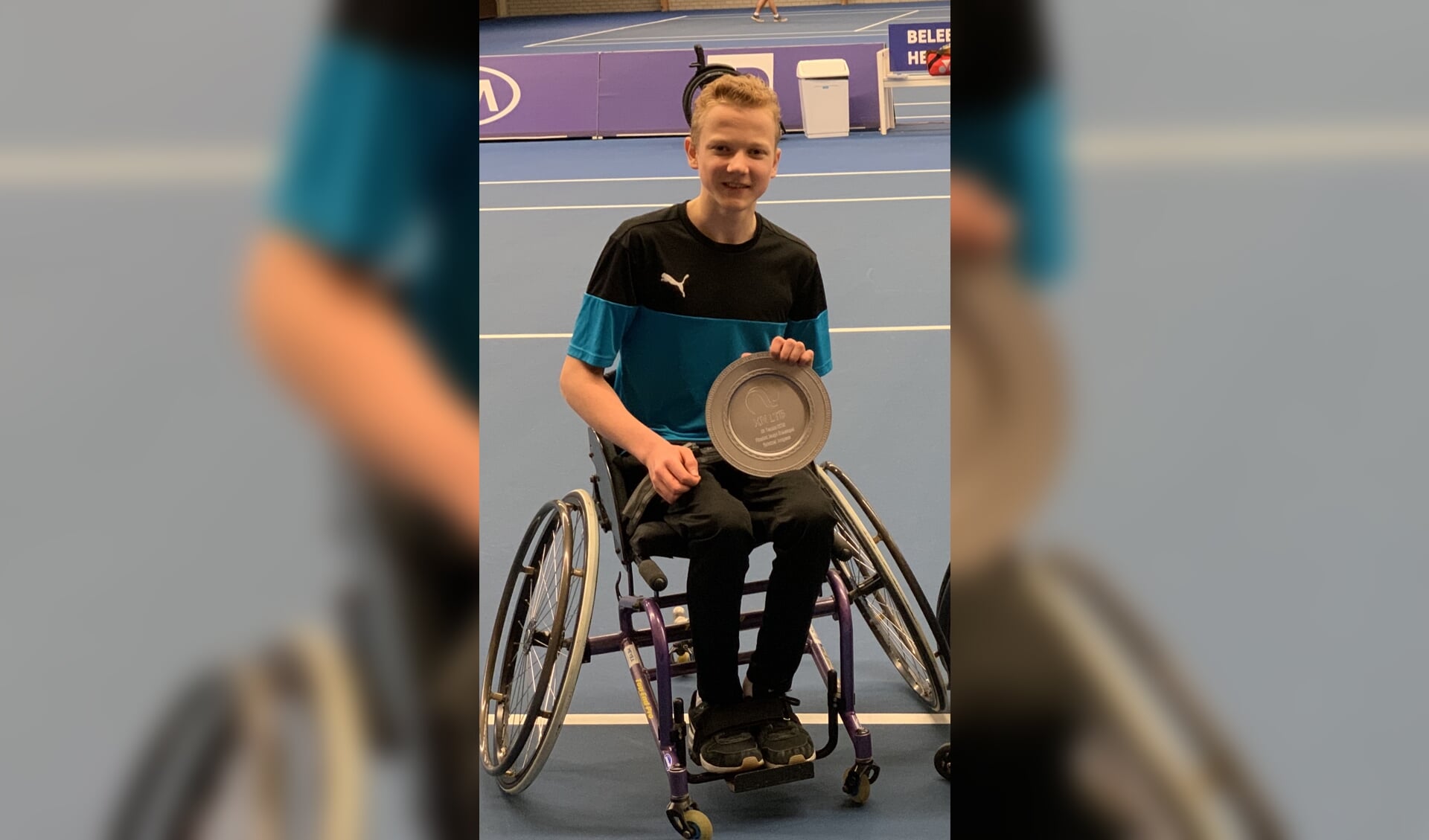 Robin Groenewoud is blij met zijn tweede plaats bij het NK Tennis voor rolstoel jeugd.