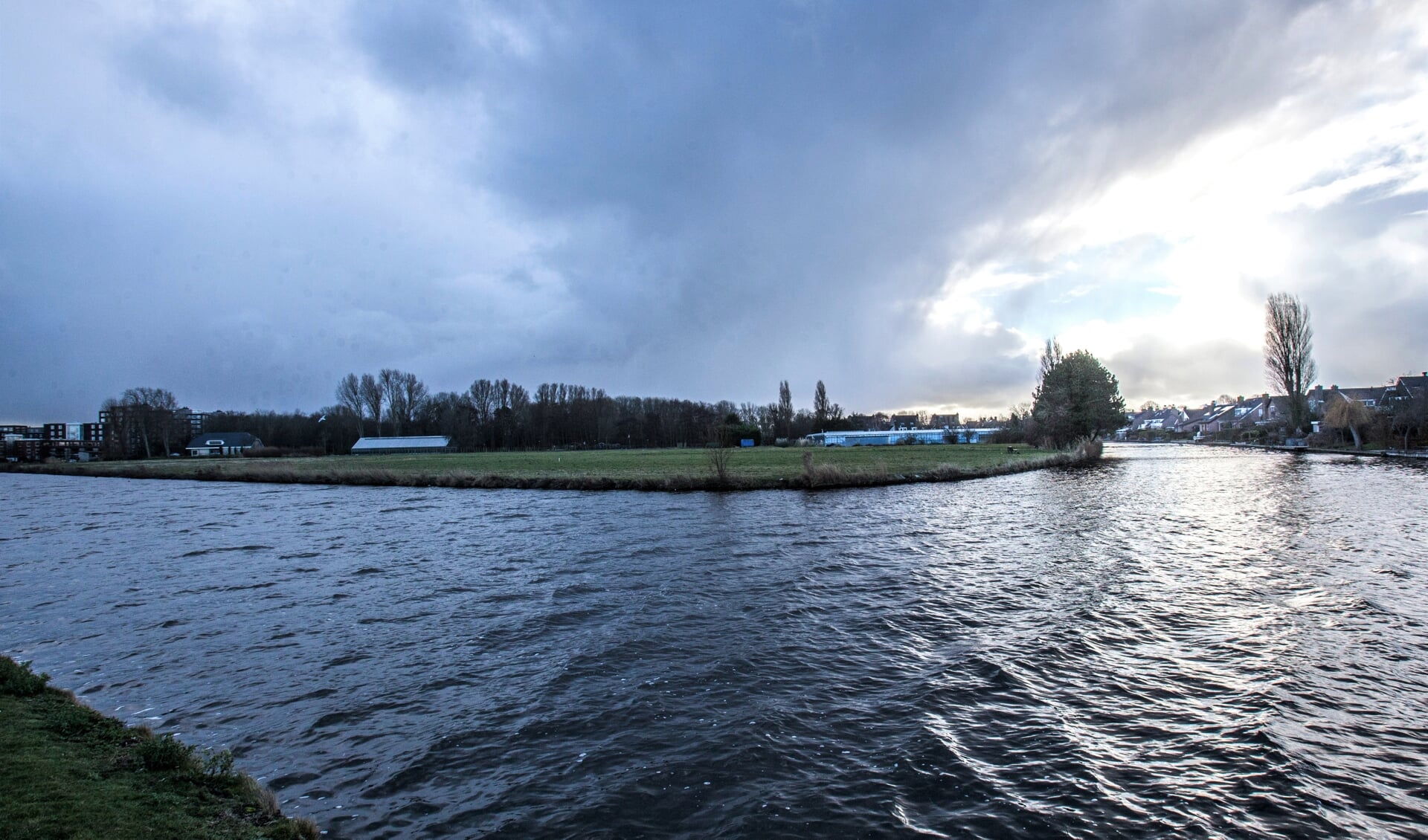 Het 'eiland' Kwakkelwei in Katwijk aan den Rijn, gezien vanuit Rijnsburg.