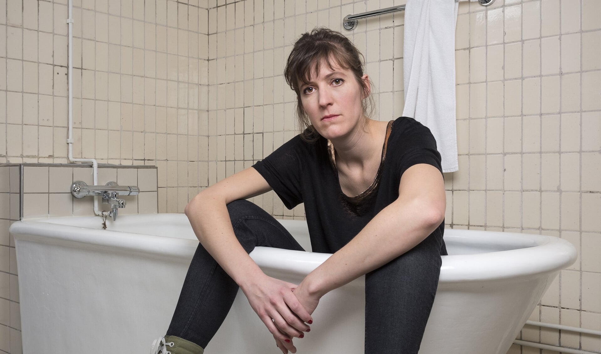Janneke Bijl beschouwt haar leven zoal het is: onzinnig en ingewikkeld. | Foto: Bas Losekoot