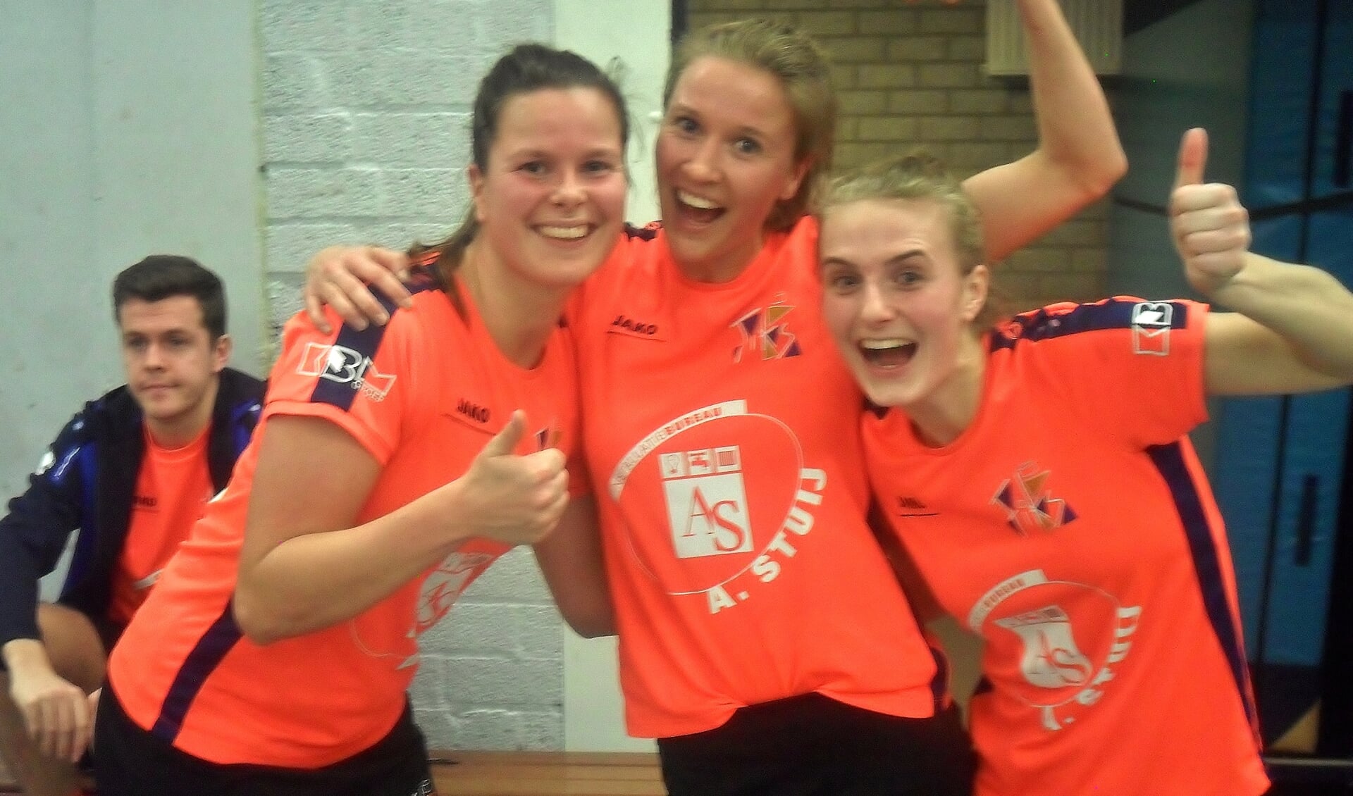 Matchwinner Melissa Heijne (l) viert feestje met teamgenotes Ilse Hazekamp en Michelle Rozenbroek. | Foto Wim van Tuijl