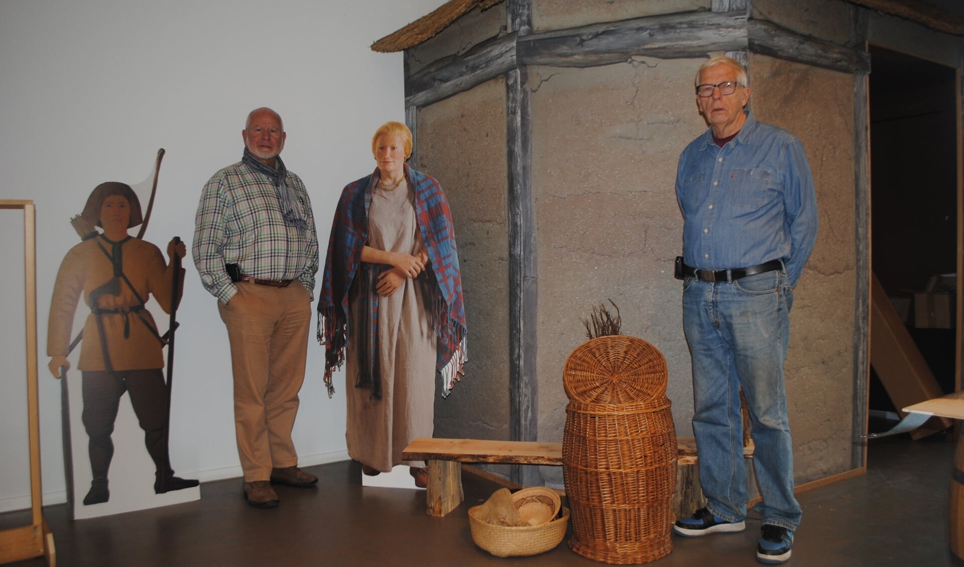 Museumbestuursleden Bob Reidsma (r) en Jos Gerrese (l) voor het Merovingische huis | Foto: Nelleke Thissen