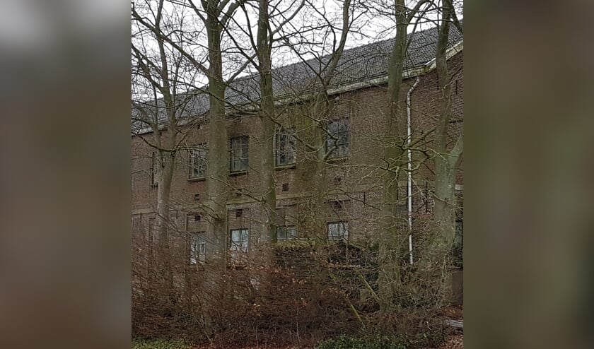 <p>Aan de zuidkant zijn de kenmerken van de bollenschuur nog goed te zien vanaf de Van Lyndenweg. | Foto: CHG Duin- en Bollenstreek</p>