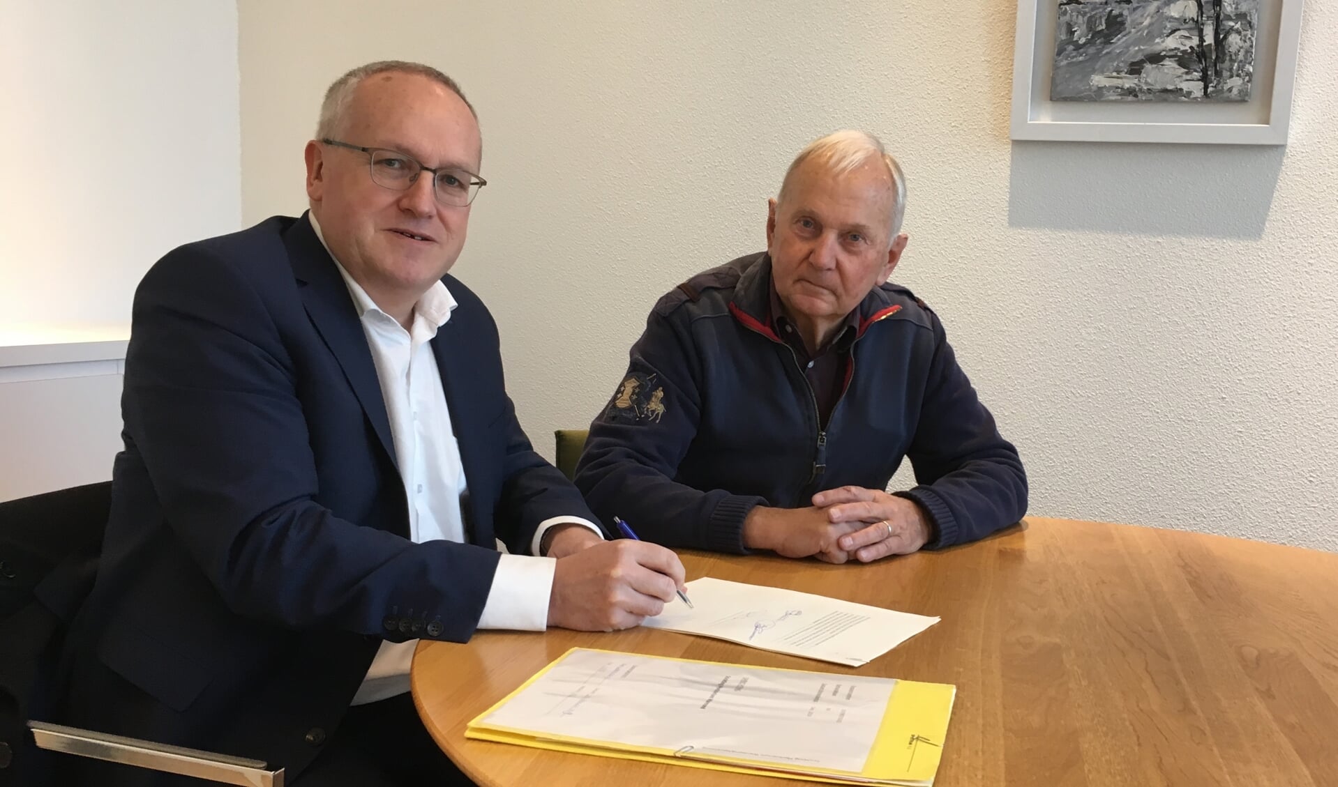 Twee van de initiatiefnemers, Pieter Wassenaar en Jos Gouverneur, ondertekenen de oprichtingsakte. | Foto: pr.