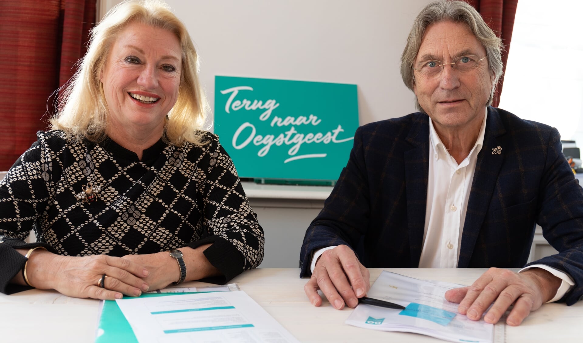 Dorpsmarketeer Marjolijn van der Jagt en voorzitter stichting Dorpsmarketing Oegstgeest Hans Ludo van Mierlo zijn enthousiast over de actie 'Terug naar Oegstgeest'.