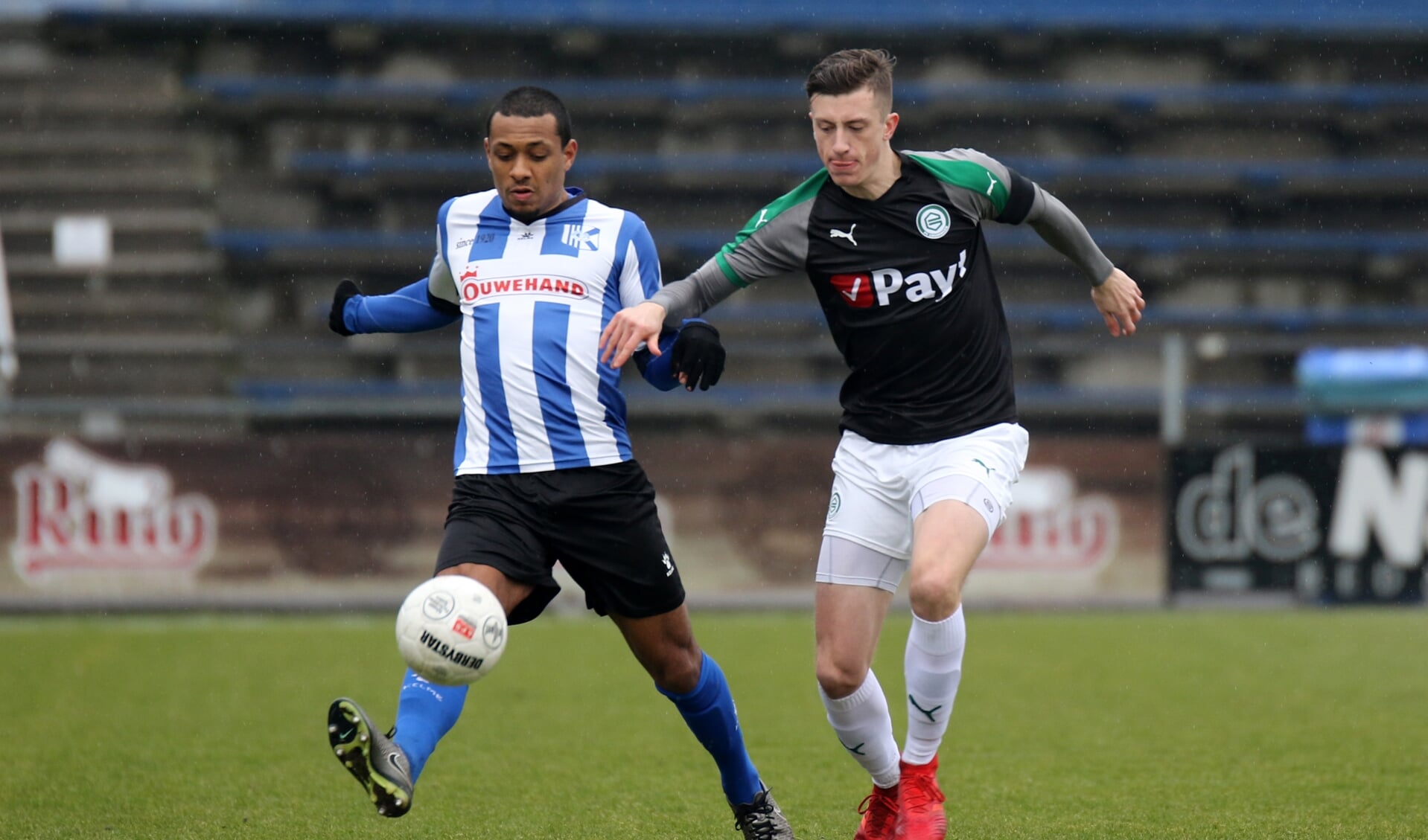 Chima Bosman in duel met Daniel Bouwman van Jong FC Groningen. | Foto: OrangePictures